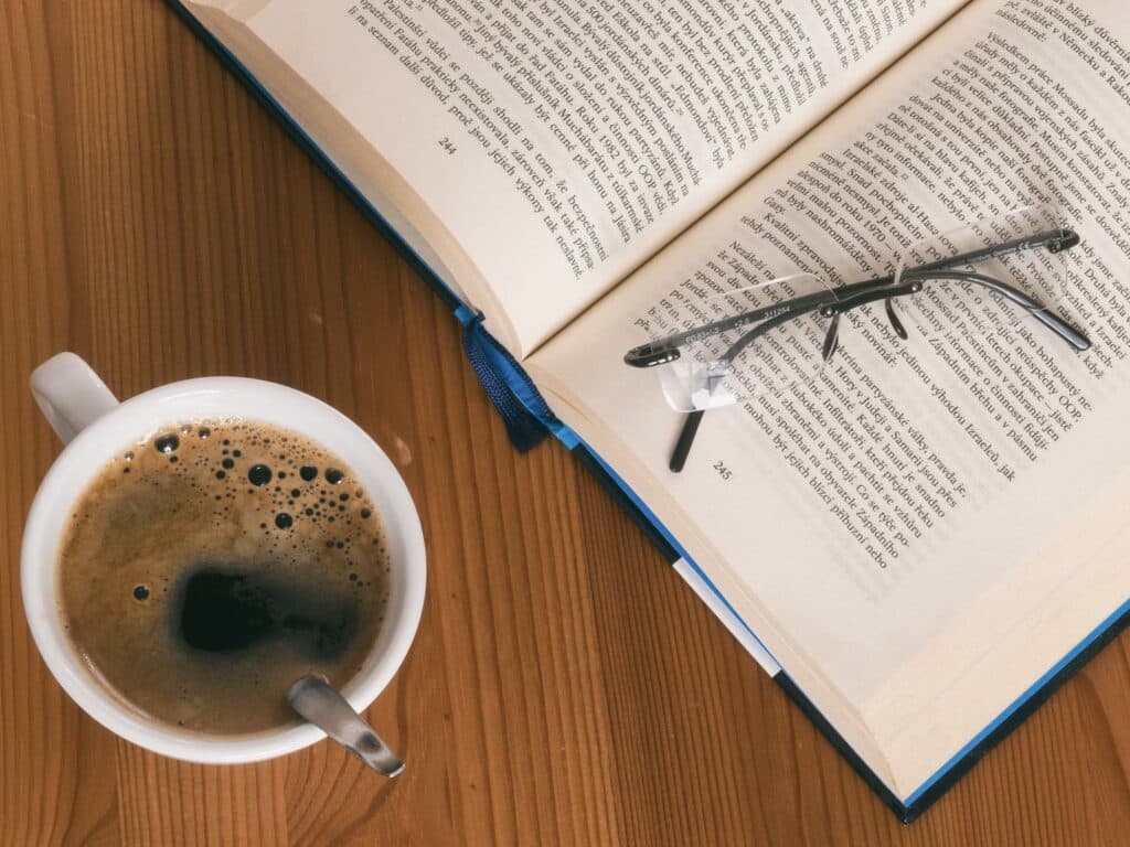 livre cafe lunettes